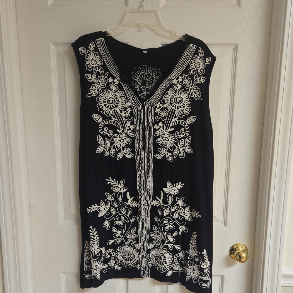 ✨️ Chic Black Sleeveless Top Embroidered Floral Design